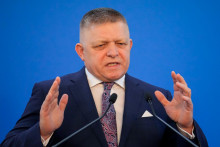 Slovensk&yacute; premi&eacute;r Robert Fico rečn&iacute; na tlačovej konferencii s jeho rumunsk&yacute;m n&aacute;protivkom Ilieom Bolojanom v Bukure&scaron;ti. FOTO: TASR/AP
