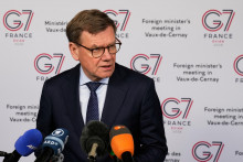 Na sn&iacute;mke &scaron;&eacute;f nemeckej diplomacie Johann Wadephul odpoved&aacute; na ot&aacute;zky novin&aacute;rov na stretnut&iacute; ministrov zahraničn&yacute;ch vec&iacute; skupiny G7 v Par&iacute;ži. FOTO: TASR/AP