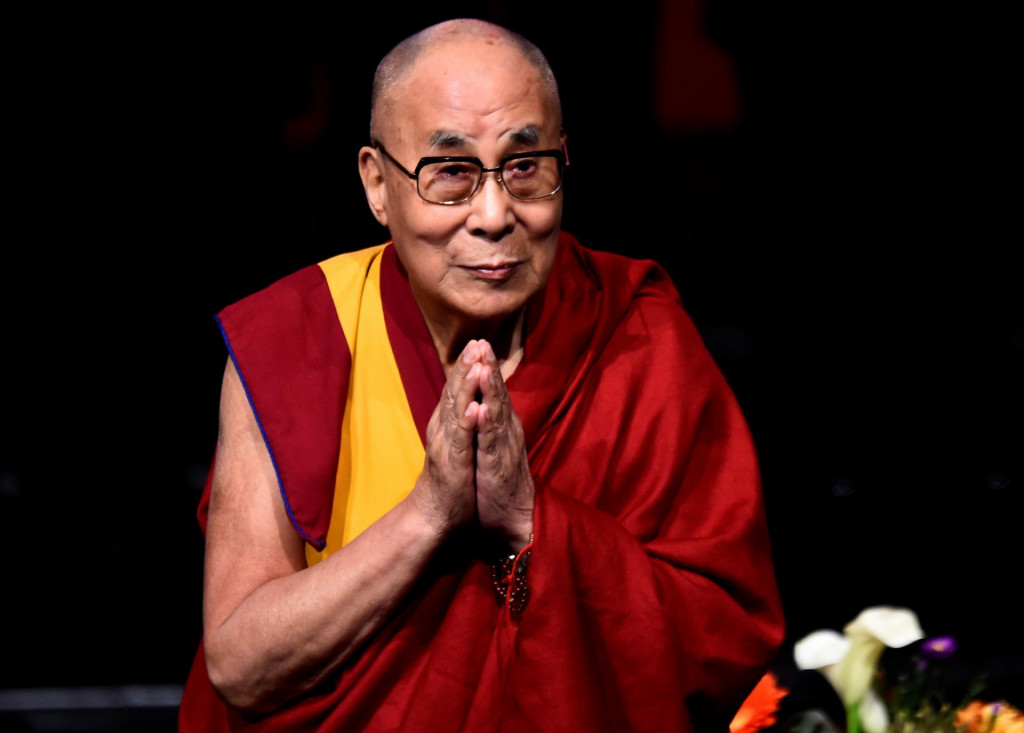 Dalajl&aacute;ma, ktor&eacute;ho mnoh&iacute; považuj&uacute; za symbol boja Tibetu za nez&aacute;vislosť, žije v exile od roku 1959, keď č&iacute;nske vojsk&aacute; potlačili povstanie v tibetskom hlavnom meste Lhasa. FOTO: REUTERS