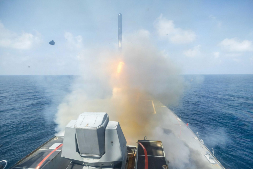 Torp&eacute;doborec s riaden&yacute;mi strelami triedy Arleigh Burke USS Spruance odp&aacute;lil &uacute;točn&uacute; strelu Tomahawk. FOTO: Reuters/US NAVY