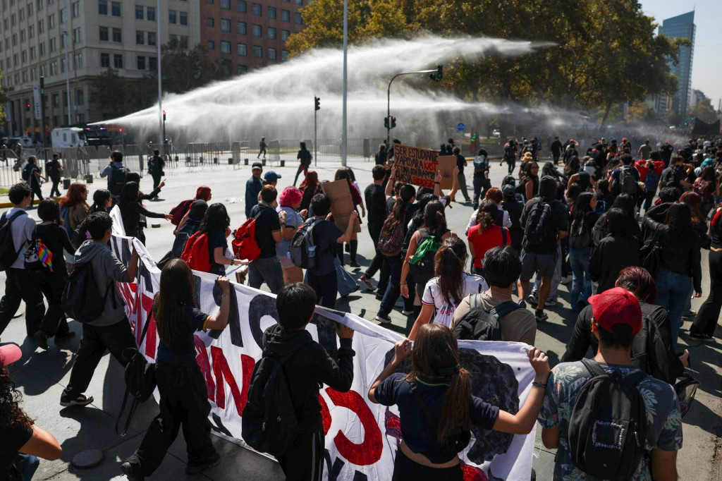 Demon&scaron;tranti pochoduj&uacute; počas protestu proti &scaron;krtom v rozpočte čilskej vl&aacute;dy v oblasti vzdel&aacute;vania. FOTO: Reuters