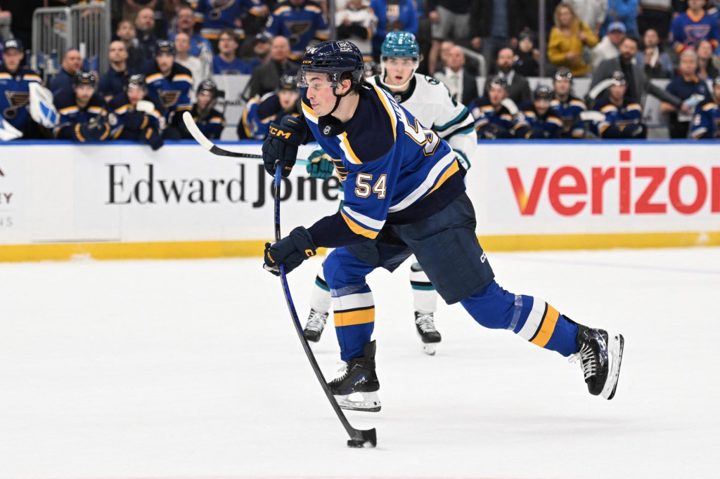 Prav&eacute; kr&iacute;dlo St. Louis Blues Dalibor Dvorsk&yacute; (54) strieľa v predĺžen&iacute; proti San Jose Sharks. FOTO: Joe Puetz/Imagn Images
