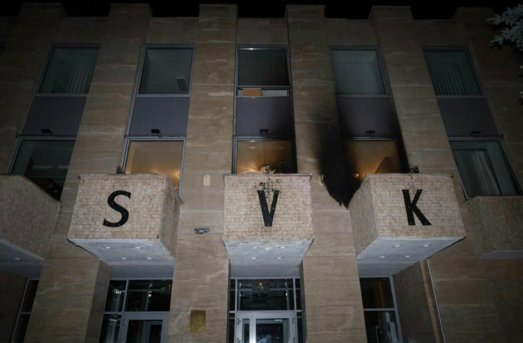 &rdquo;Od včeraj&scaron;ieho (&scaron;tvrtkov&eacute;ho) večera sa zaober&aacute;me &uacute;tokom, pri ktorom niekto hodil niekoľko z&aacute;paln&yacute;ch flia&scaron; na Rusk&yacute; dom v ulici Na Z&aacute;torce, Praha 6. Po p&aacute;chateľovi, ktor&yacute; je podozriv&yacute; z trestn&eacute;ho činu po&scaron;kodenia cudzej veci, p&aacute;trame, &rdquo;uviedla pol&iacute;cia. FOTO: X/@PolicieCZ