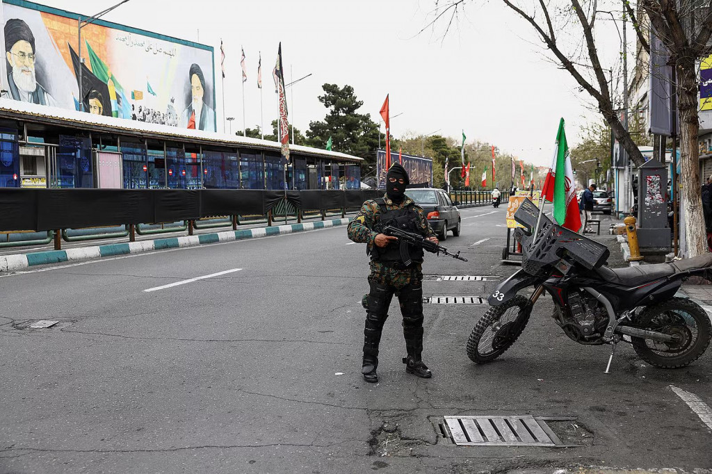 Pr&iacute;slu&scaron;n&iacute;k policajn&yacute;ch zložiek v Teher&aacute;ne. FOTO: Reuters