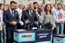 V strede predseda mimoparlamentnej strany Demokrati Jaroslav Naď s podpismi za vyhl&aacute;senie referenda pred prezidentsk&yacute;m pal&aacute;com v Bratislave. FOTO: HN/Akos Cs&eacute;pl&ouml;