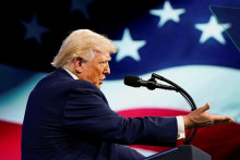 Americk&yacute; prezident Donald Trump sa bude musieť posnažiť, aby z vojny na Bl&iacute;zkom v&yacute;chode čo nask&ocirc;r vyc&uacute;val. FOTO: REUTERS