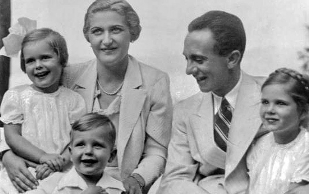 Magda Goebbelsov&aacute; a Josephom Goebbelsom s deťmi. FOTO: Wikip&eacute;dia/O.Ang./Bundesarchiv