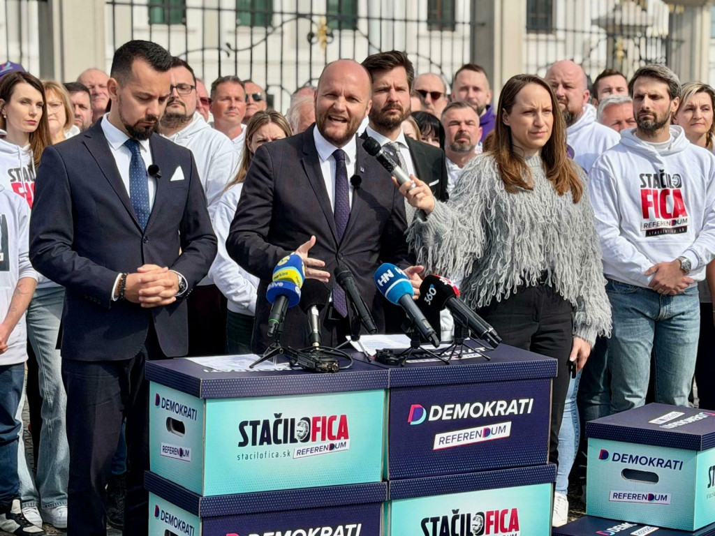 V strede predseda mimoparlamentnej strany Demokrati Jaroslav Naď s podpismi za vyhl&aacute;senie referenda pred prezidentsk&yacute;m pal&aacute;com v Bratislave. FOTO: HN/Akos Cs&eacute;pl&ouml;