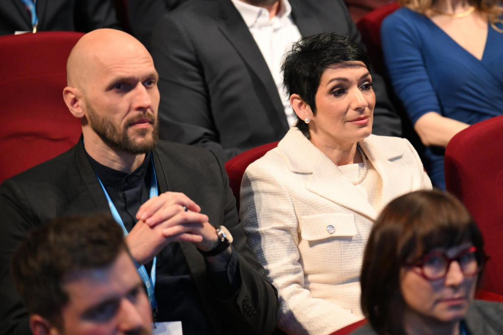 Irena Bihariov&aacute; aj Michal Truban obh&aacute;jili posty podpredsedov Progres&iacute;vneho Slovenska.  FOTO: TASR/Luk&aacute;&scaron; Grinaj