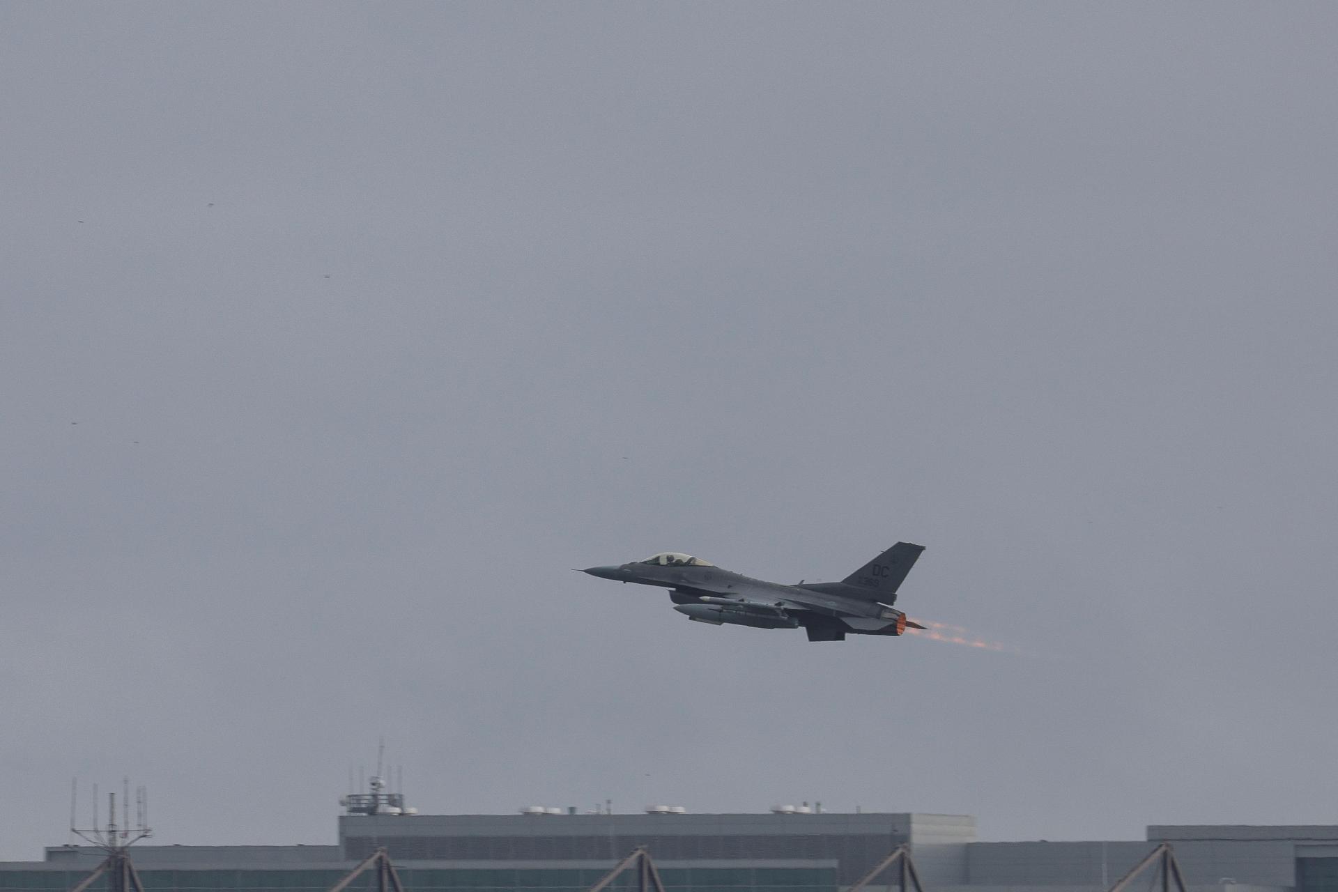 Nábrežie prístavného mesta neďaleko Hormuzského prielivu bolo zasiahnuté, tvrdia iránske médiá