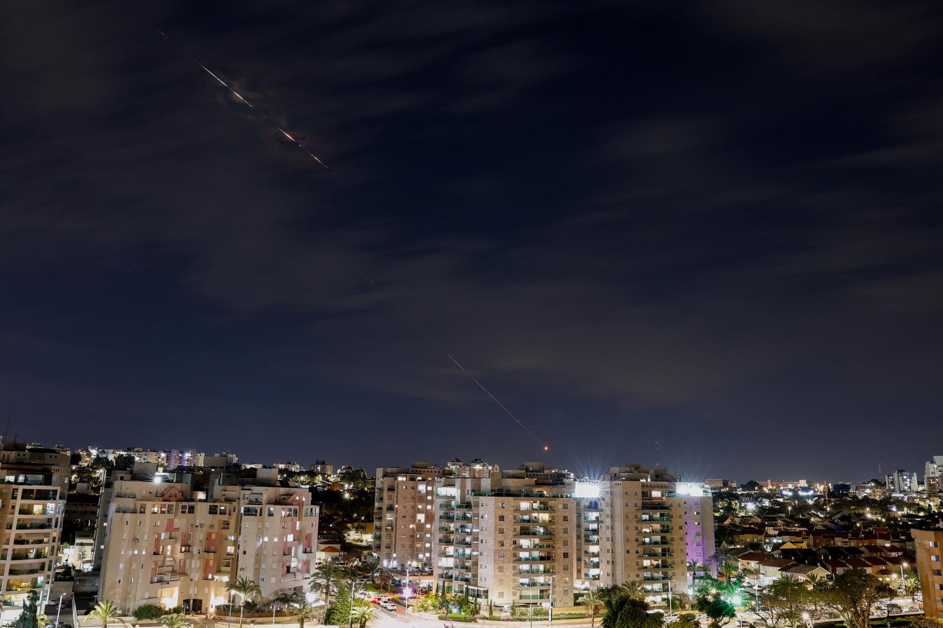 Raketové úlomky podľa Izraela spôsobili požiar v priemyselnej zóne na juhu krajiny, objavil sa hustý dym