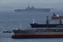Vrtuľn&iacute;kov&aacute; v&yacute;sadkov&aacute; loď USS Tripoli. FOTO: Reuters