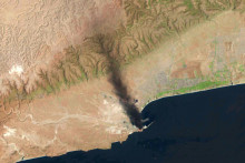 Na satelitnej sn&iacute;mke Landsat požiar v pr&iacute;stave v om&aacute;nskom meste Salalah. FOTO: TASR/AP