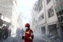 Po&scaron;koden&eacute; budovy v Teher&aacute;ne. FOTO: Reuters