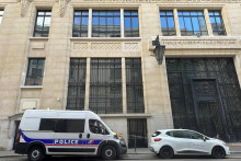 Pred budovou, v ktorej s&iacute;dli Bank of America v Par&iacute;ži, je vidieť policajn&uacute; dod&aacute;vku. FOTO: Reuters