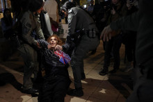 Izraelsk&eacute; bezpečnostn&eacute; sily zadržali demon&scaron;tranta počas protivojnov&eacute;ho protestu. FOTO: Reuters
