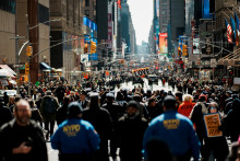 Demon&scaron;tranti sa v New Yorku z&uacute;častňuj&uacute; protestu s n&aacute;zvom &bdquo;No Kings&ldquo; proti politike administrat&iacute;vy americk&eacute;ho prezidenta Donalda Trumpa. FOTO: Reuters
