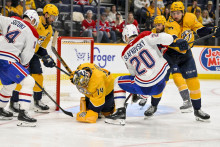 Brank&aacute;r Nashvillu Predators Juuse Saros blokuje strelu ľav&eacute;ho kr&iacute;dla Montrealu Canadiens Juraja Slafkovsk&eacute;ho. FOTO: Reuters
