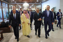 Ministri zahraničn&yacute;ch vec&iacute; Badr Abdelatty z Egypta, princ Faisal bin Farhan Al Saud zo Saudskej Ar&aacute;bie, I&scaron;ak Dar z Pakistanu a Hakan Fidan z Turecka sa stretli, aby prediskutovali region&aacute;lnu deeskal&aacute;ciu v Islamabade v Pakistane. FOTO: Reuters