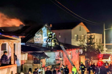 Požiar rodinn&eacute;ho domu v r&oacute;mskej osade v Posadku. FOTO: FB/Ľubo&scaron; Tomko - POĎME ĎALEJ ĽUBOVŇA