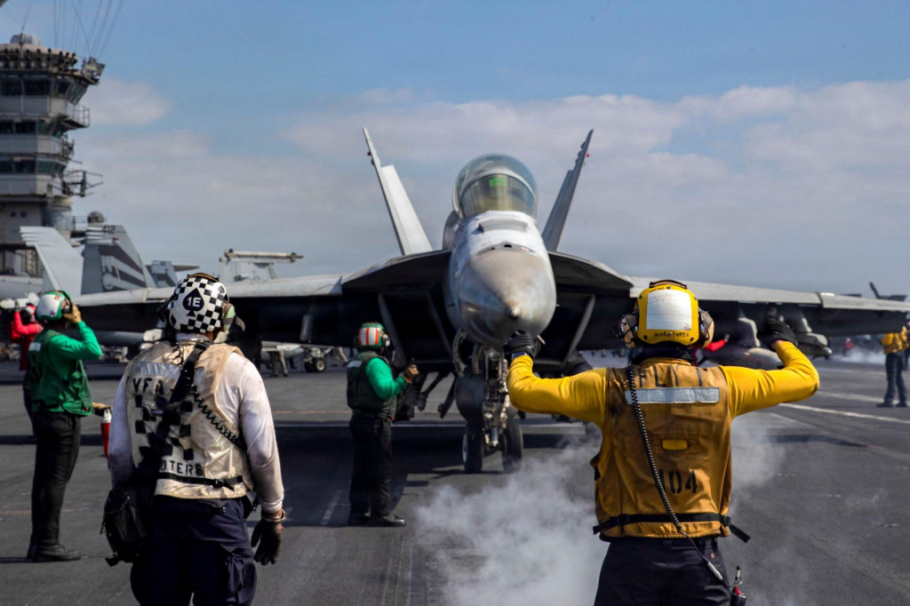 Lietadlo F/A-18F Super Hornet sa pripravuje na &scaron;tart z pilotnej paluby lietadlovej lode triedy Nimitz USS Abraham Lincoln na podporu &uacute;toku na Ir&aacute;n v r&aacute;mci oper&aacute;cie Epic Fury. FOTO: Reuters