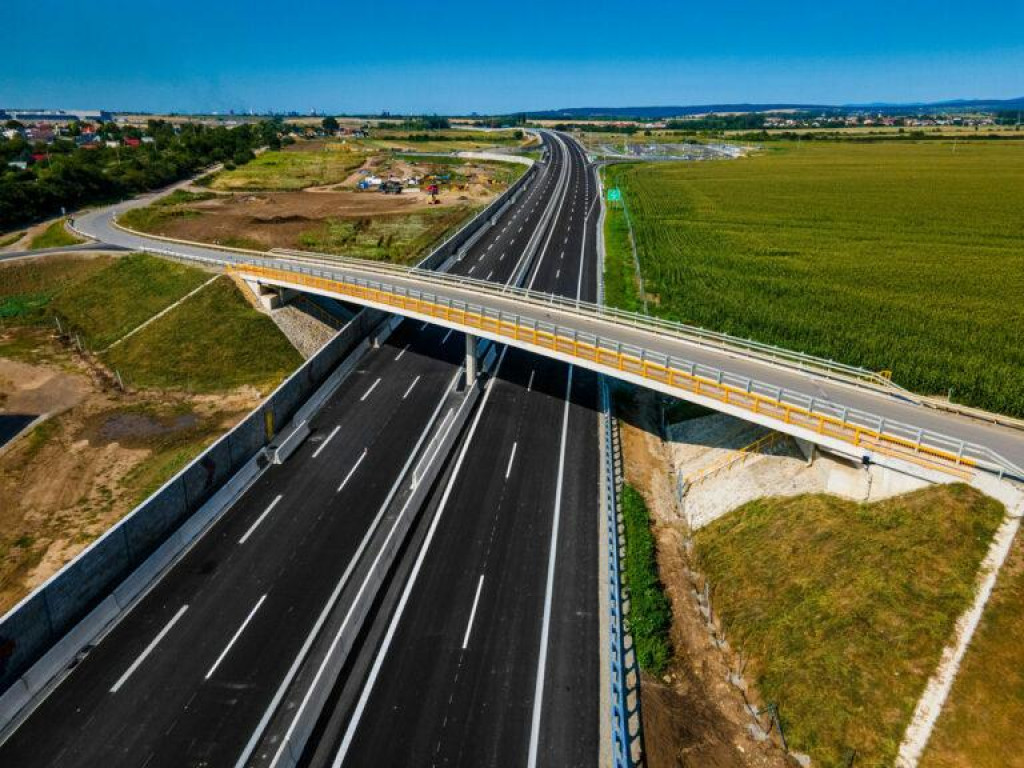 Diaľnica R2 v &uacute;seku &Scaron;aca &ndash; Ko&scaron;ick&eacute; Oľ&scaron;any. FOTO: Stavbaroka.eu
