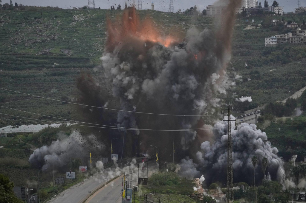Dym a plamene st&uacute;paj&uacute; z izraelsk&eacute;ho n&aacute;letu, ktor&yacute; zasiahol most neďaleko libanonsk&eacute;ho mesta S&uacute;r. FOTO: TASR/AP