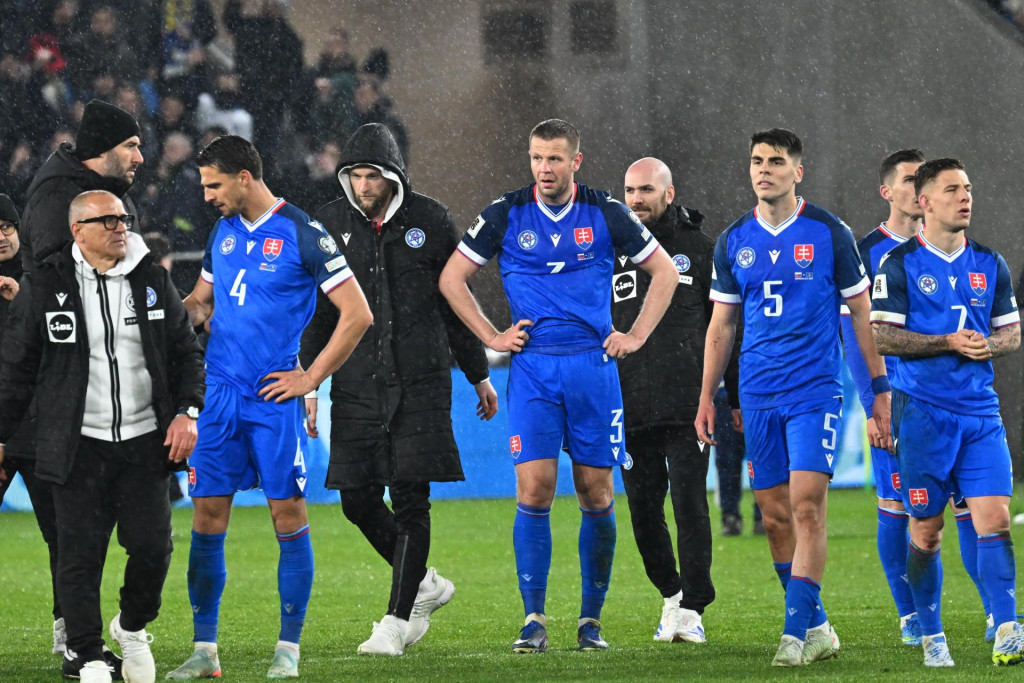 Zľava tr&eacute;ner slovenskej futbalovej reprezent&aacute;cie Francesco Calzona a slovensk&iacute; hr&aacute;či Martin Valjent, Denis Vavro, Adam Obert a Tom&aacute;&scaron; Suslov reaguj&uacute; po semifin&aacute;le eur&oacute;pskej bar&aacute;že MS 2026 Slovensko - Kosovo v Bratislave. FOTO: TASR/Jakub Kotian