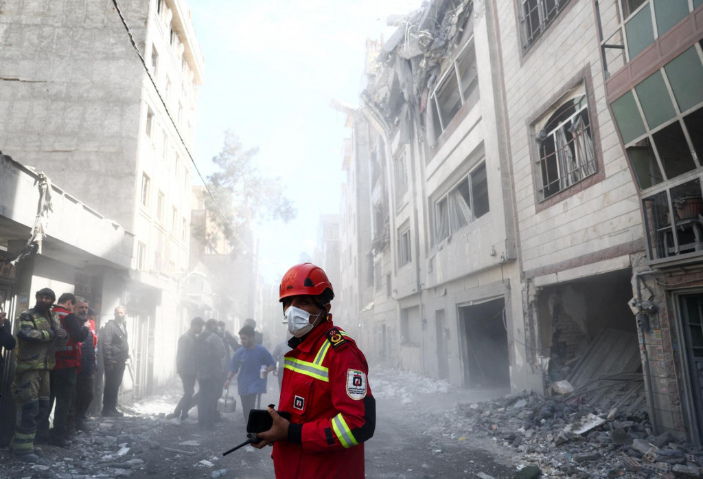 Po&scaron;koden&eacute; budovy v Teher&aacute;ne. FOTO: Reuters