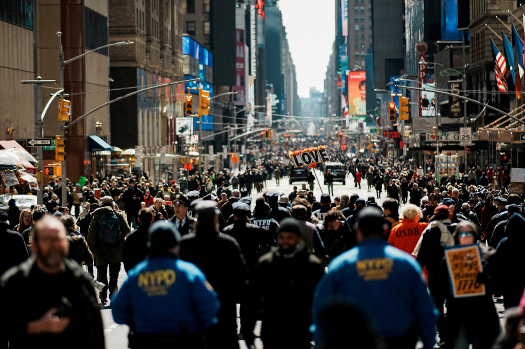 Demon&scaron;tranti sa v New Yorku z&uacute;častňuj&uacute; protestu s n&aacute;zvom &bdquo;No Kings&ldquo; proti politike administrat&iacute;vy americk&eacute;ho prezidenta Donalda Trumpa. FOTO: Reuters