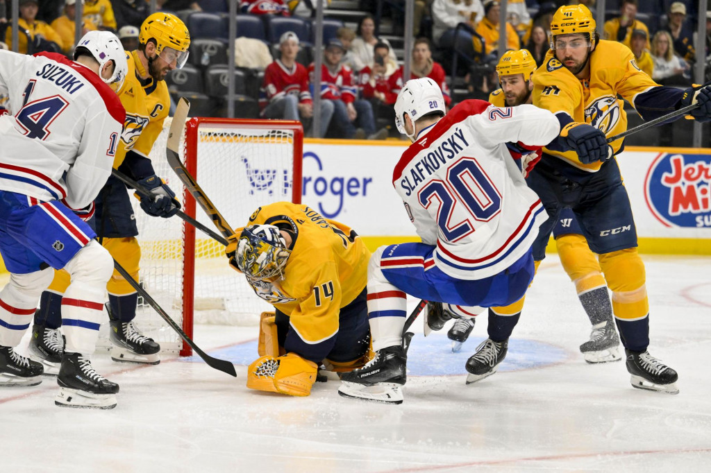 Brank&aacute;r Nashvillu Predators Juuse Saros blokuje strelu ľav&eacute;ho kr&iacute;dla Montrealu Canadiens Juraja Slafkovsk&eacute;ho. FOTO: Reuters