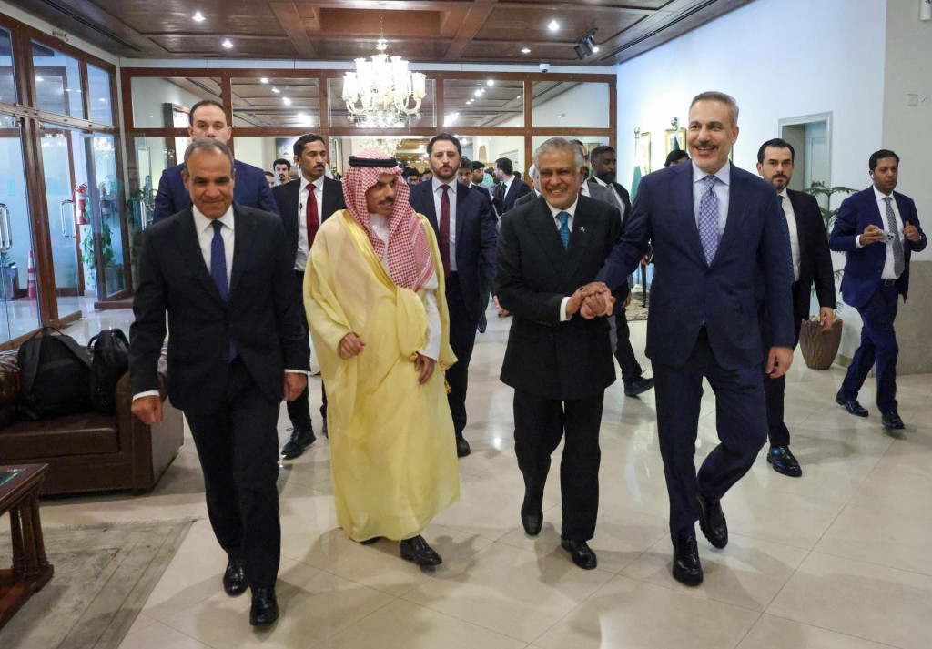 Ministri zahraničn&yacute;ch vec&iacute; Badr Abdelatty z Egypta, princ Faisal bin Farhan Al Saud zo Saudskej Ar&aacute;bie, I&scaron;ak Dar z Pakistanu a Hakan Fidan z Turecka sa stretli, aby prediskutovali region&aacute;lnu deeskal&aacute;ciu v Islamabade v Pakistane. FOTO: Reuters