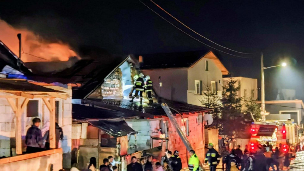 Požiar rodinn&eacute;ho domu v r&oacute;mskej osade v Posadku. FOTO: FB/Ľubo&scaron; Tomko - POĎME ĎALEJ ĽUBOVŇA
