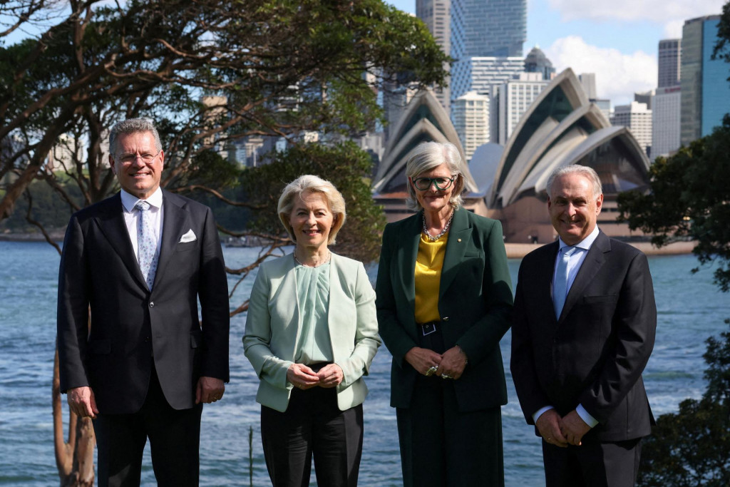 Eurokomis&aacute;r Maro&scaron; &Scaron;efčovič a &scaron;&eacute;fka Eur&oacute;pskej komisie Ursula von der Leyenov&aacute; podp&iacute;sali minul&yacute; t&yacute;ždeň v Austr&aacute;lii dohodu o voľnom obchode. FOTO: REUTERS