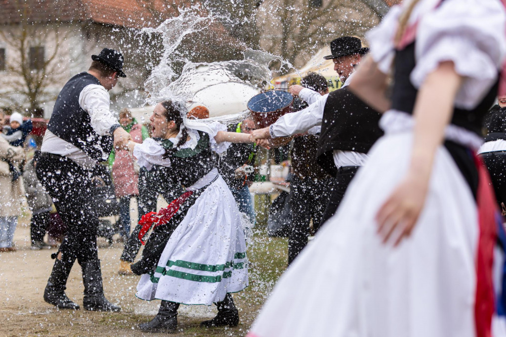 Na Slovensku je &bdquo;oblievačka&ldquo; typickou trad&iacute;ciou Veľkonočn&eacute;ho pondelka.