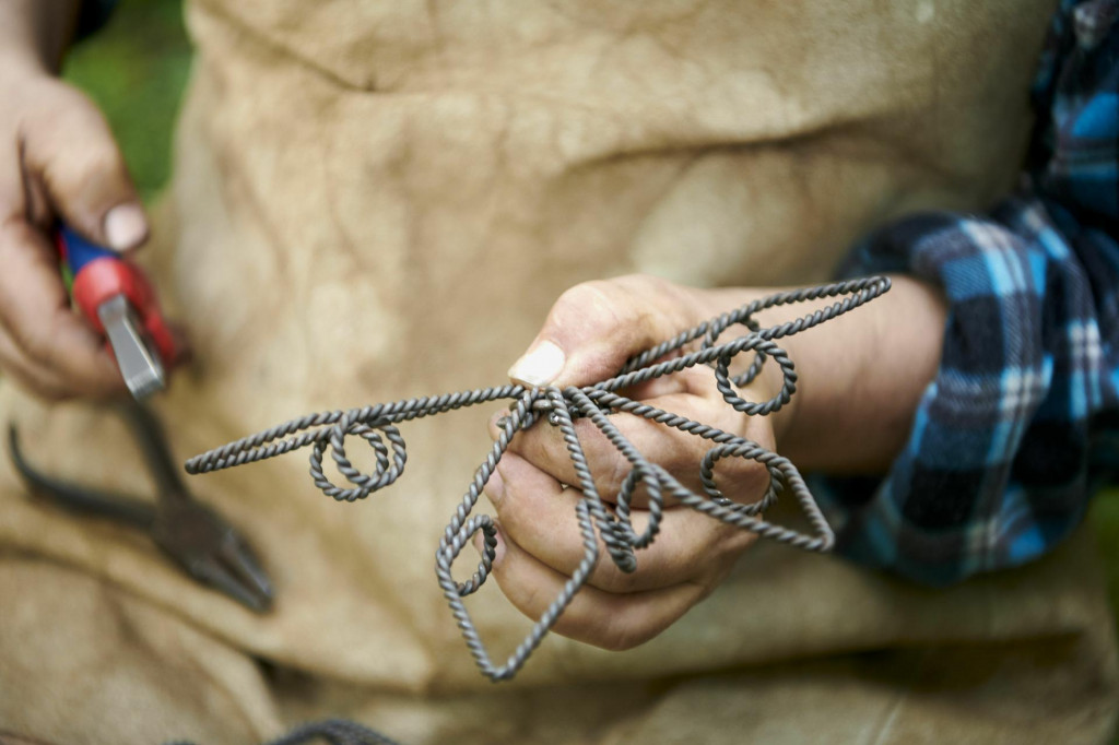 Drot&aacute;rstvo patr&iacute; k najzn&aacute;mej&scaron;&iacute;m tradičn&yacute;m remesl&aacute;m. P&ocirc;vodne sl&uacute;žilo najm&auml; na opravu prasknut&eacute;ho keramick&eacute;ho riadu dr&ocirc;tom, nesk&ocirc;r sa rozvinulo aj do podoby &uacute;žitkovej a v&yacute;tvarnej tvorby. FOTO: Shutterstock