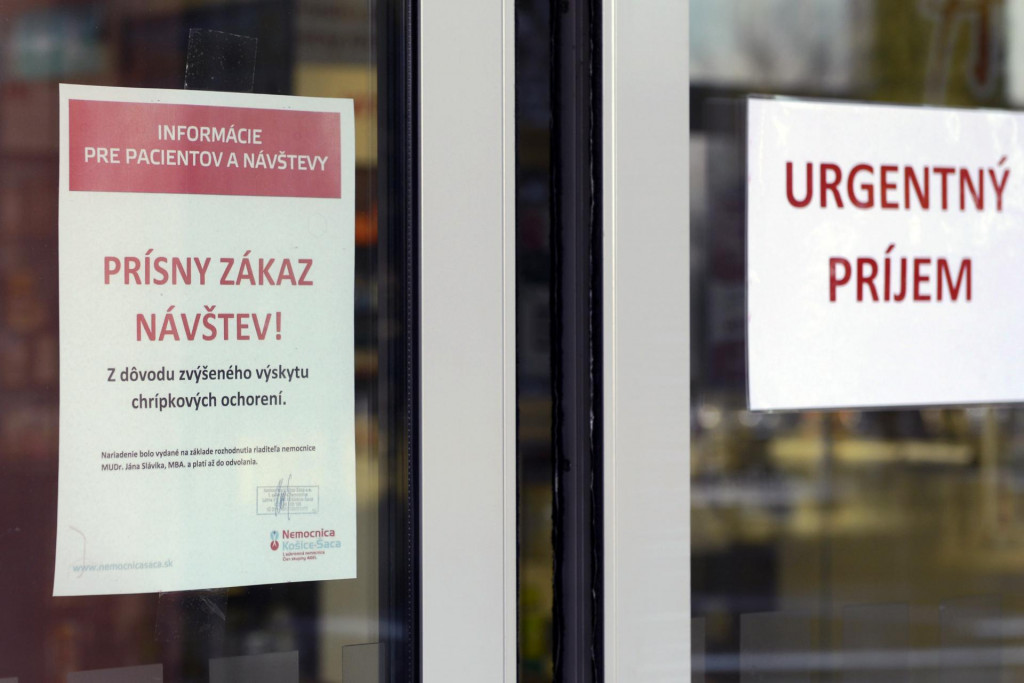 Pre zv&yacute;&scaron;en&uacute; chorobnosť plat&iacute; z&aacute;kaz n&aacute;v&scaron;tev vo viacer&yacute;ch nemocniciach. FOTO: TASR/M. Kapusta