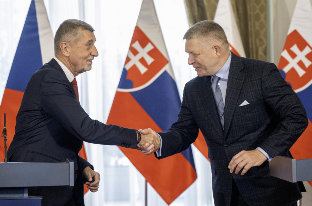 Tak česk&yacute; premi&eacute;r Andrej Babi&scaron; ako aj slovensk&yacute; predseda vl&aacute;dy Robert Fico sa snažia stlačiť ceny nafty.

FOTO: TASR/ M. Baumann