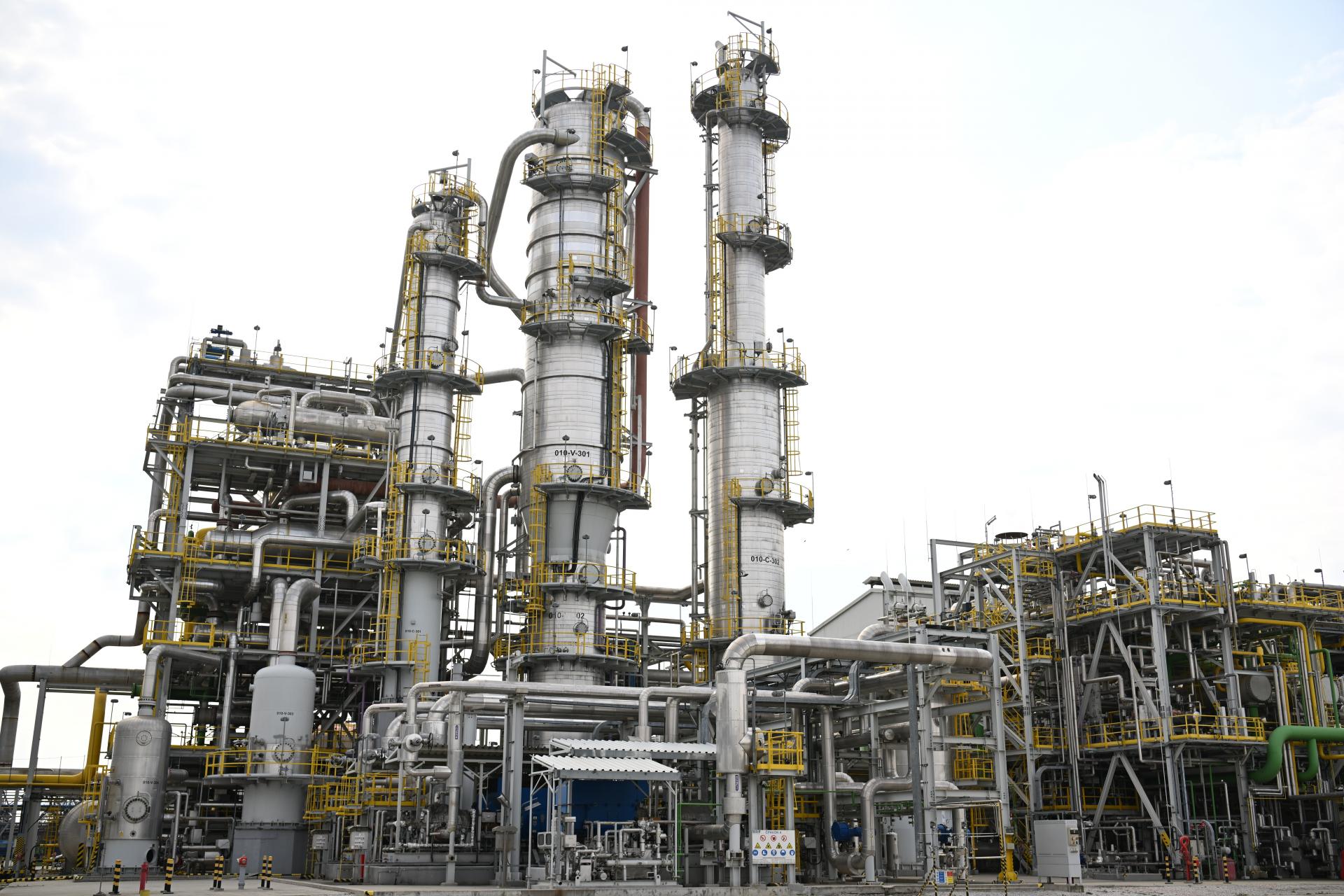 Drahá ropa zvyšuje náklady chemických firiem v Česku, problémy majú aj s dodávkami