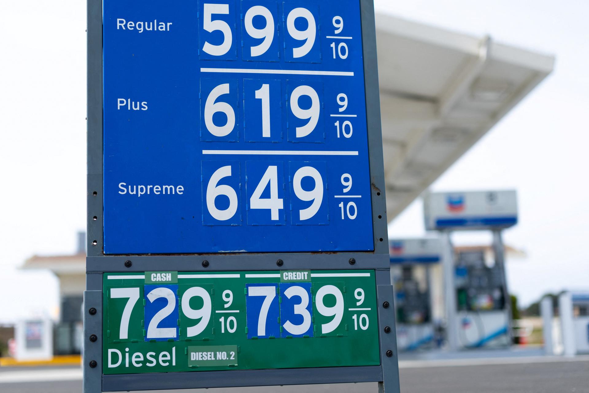 Priemern&aacute; cena benz&iacute;nu v USA presiahla kv&ocirc;li vojne v Ir&aacute;ne &scaron;tyri dol&aacute;re za gal&oacute;n