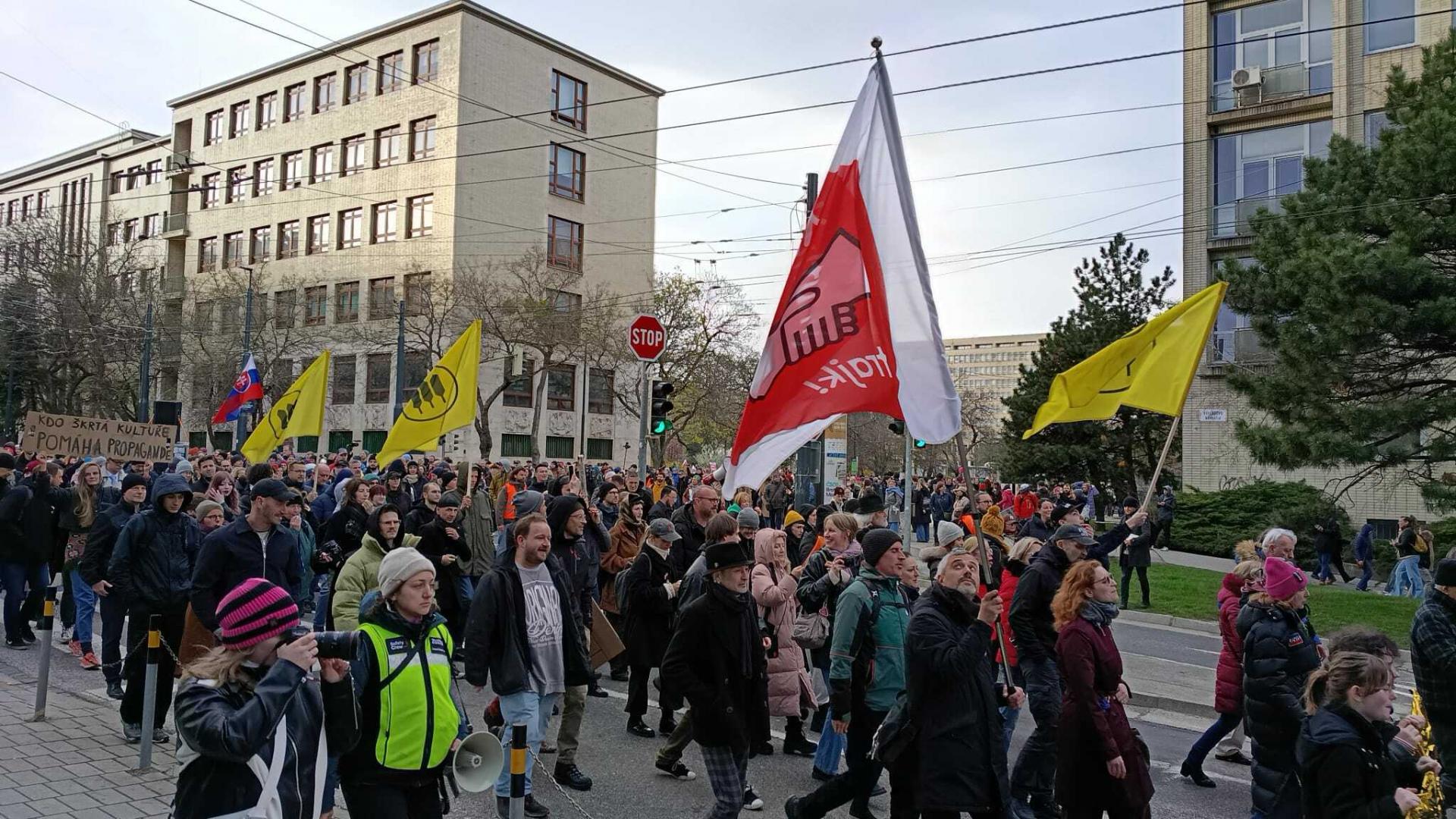 V Bratislave sa koná pochod za kultúru, účastníci žiadajú koniec Machalu. Je dôvod na poplach, tvrdí študentka