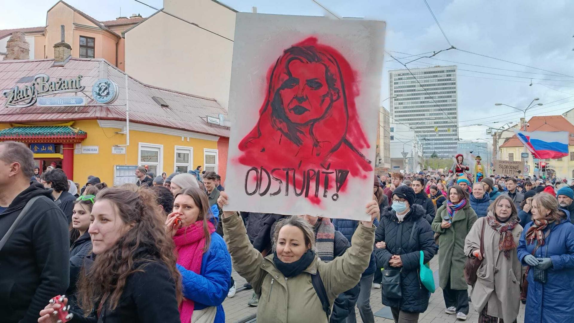 V Bratislave sa konal pochod za kultúru, dav volal po odchode Machalu. Podľa odhadov prišlo 14-tisíc ľudí
