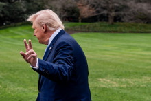 Americk&yacute; prezident Donald Trump m&aacute;va 20. marca pred odletom vrtuľn&iacute;kom z Bieleho domu. Kr&aacute;tko predt&yacute;m hovoril o možnosti postupn&eacute;ho ukončovania vojny v Ir&aacute;ne. FOTO: TASR/AP