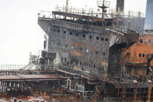 Ilustračn&aacute; fotografia. Po&scaron;koden&yacute; tanker neďaleko Basry v Iraku. FOTO: Reuters