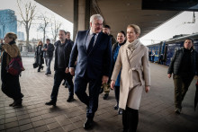 &Scaron;&eacute;fka &uacute;nijnej diplomacie Kaja Kallasov&aacute; (druh&aacute; sprava) a ukrajinsk&yacute; minister zahraničn&yacute;ch vec&iacute; Andrij Sybiha sa v&iacute;taj&uacute; na železničnej stanici v Kyjeve v utorok 31. marca 2026. FOTO: TASR/AP