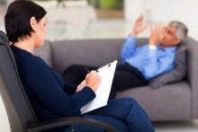 Psychol&oacute;g v&aacute;m pom&ocirc;že pochopiť d&ocirc;vody v&aacute;&scaron;ho konania, motiv&aacute;ciu k nemu a &bdquo;rozl&uacute;&scaron;tiť&ldquo; va&scaron;e my&scaron;lienkov&eacute; pochody. FOTO: Dreamstime