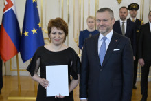 Vpravo prezident Peter Pellegrini a vľavo novovymenovan&aacute; profesorka v odbore psychol&oacute;gia M&aacute;ria Dědov&aacute;. FOTO: TASR/Pavel Neubauer