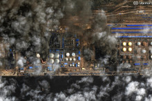 Satelitn&yacute; sn&iacute;mok v bl&iacute;zkej infračervenej oblasti ukazuje dym st&uacute;paj&uacute;ci z n&aacute;drž&iacute; na ropu v ruskom pr&iacute;stave Usť-Luga v Baltskom mori. FOTO: Reuters/VANTOR