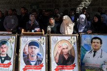 Palest&iacute;nčania sa z&uacute;častňuj&uacute; protestu proti v&yacute;konu izraelsk&eacute;ho z&aacute;kona o treste smrti pre Palest&iacute;nčanov ods&uacute;den&yacute;ch vojensk&yacute;mi s&uacute;dmi za smrteľn&eacute; &uacute;toky. FOTO: Reuters