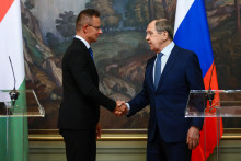 Rusk&yacute; minister zahraničn&yacute;ch vec&iacute; Sergej Lavrov si pod&aacute;va ruku so svoj&iacute;m maďarsk&yacute;m kolegom Petrom Szijj&aacute;rt&oacute;om. FOTO: Reuters